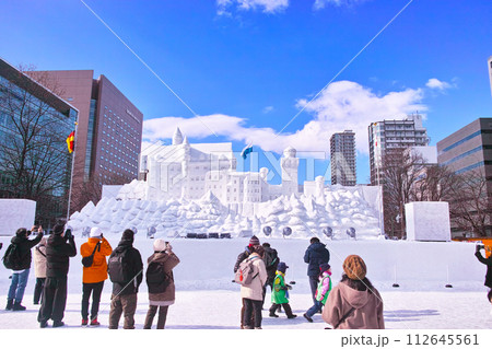 青空が見えた札幌雪まつり、大規模雪像を見学する観光客 青空が見えた札幌雪まつり、大規模雪像を見学する観光客 112645561