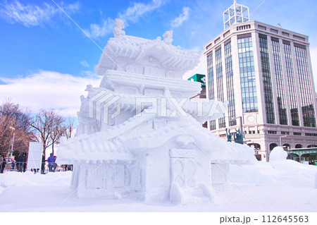 青空が見えた札幌雪まつり、小さなお城の雪像 青空が見えた札幌雪まつり、小さなお城の雪像 112645563