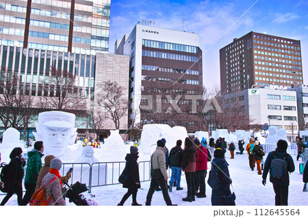 青空が見えた札幌雪まつり、小さな雪像が並ぶ大通公園を歩く観光客 112645564