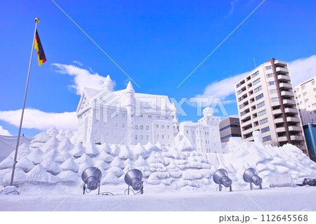 青空が見えた札幌雪まつり、大規模な雪像 112645568