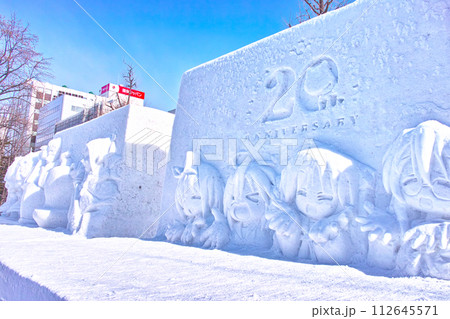 青空が見えた札幌雪まつり、アニメの雪像 112645571