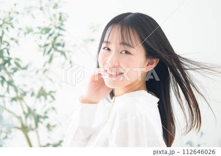 オーガニックや自然なイメージの緑がある若い女性の髪がなびく美容イメージ ヘアケアやスキンケアイメージ オーガニックや自然なイメージの緑がある若い女性の髪がなびく美容イメージ ヘアケアやスキンケアイメージ 112646026