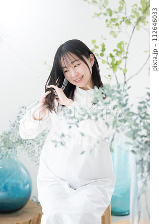 オーガニックや自然なイメージの緑がある若い女性の髪がなびく美容イメージ ヘアケアイメージに オーガニックや自然なイメージの緑がある若い女性の髪がなびく美容イメージ ヘアケアイメージに 112646033