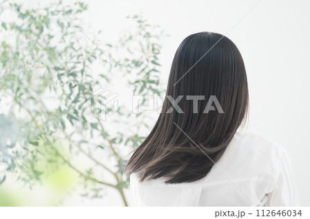 オーガニックや自然なイメージの緑がある若い女性の髪がなびく美容の俯瞰 ヘアケアイメージに オーガニックや自然なイメージの緑がある若い女性の髪がなびく美容の俯瞰 ヘアケアイメージに 112646034