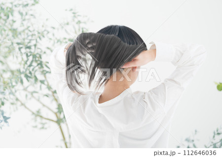 オーガニックや自然なイメージの緑がある若い女性の髪をかき上げる美容ヘアケアイメージに 顔無しの後ろ姿 オーガニックや自然なイメージの緑がある若い女性の髪をかき上げる美容ヘアケアイメージに 顔無しの後ろ姿 112646036
