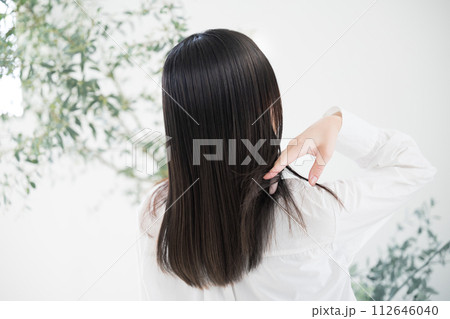 オーガニックや自然なイメージの緑がある若い女性の髪がなびく美容の俯瞰　ヘアケアイメージに 112646040