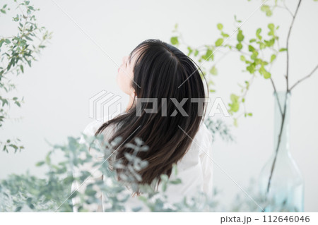 女性の髪がなびく美容の俯瞰イメージ　ヘアケアやスキンケアイメージに　顔無しで使いやすい 112646046