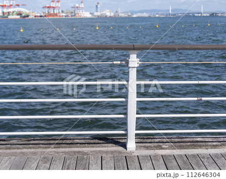 大阪港コスモスクエア海浜緑地のシーサイドプロムナード 112646304