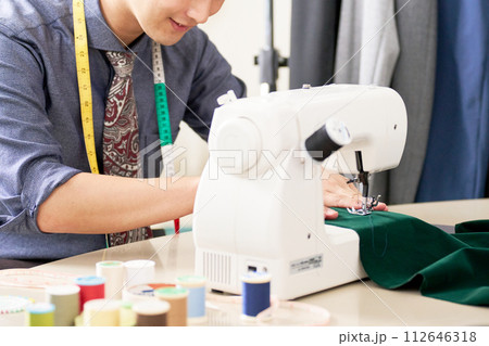 ミシンを使って仕事をする若い男性 112646318