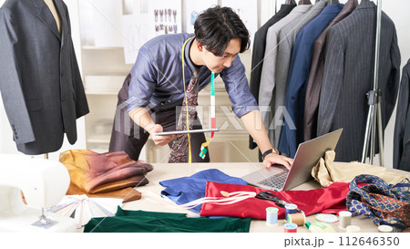 オフィスで働く若いファッションデザイナー 112646350
