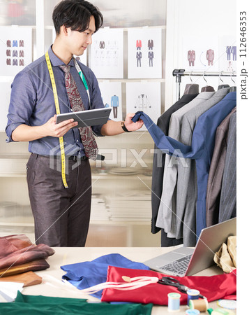 オフィスで働く若いファッションデザイナー 112646353