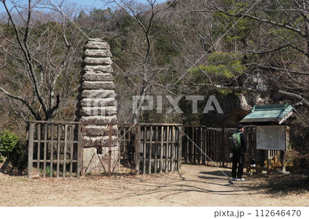 鹿谷寺跡の石塔と男性 鹿谷寺跡の石塔と男性 112646470