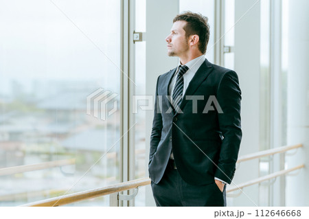 都会で働く欧米人ビジネスマンの白人男性(商社・貿易・グローバル・通訳・翻訳) 都会で働く欧米人ビジネスマンの白人男性(商社・貿易・グローバル・通訳・翻訳) 112646668