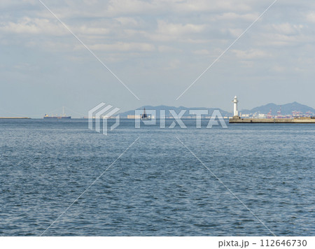 大阪港から見る海の風景 112646730