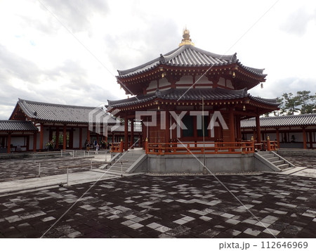 奈良県奈良市の薬師寺の北にある玄奘三蔵の頂骨を真身舍利として安置した玄奘三蔵院伽藍の玄奘塔 奈良県奈良市の薬師寺の北にある玄奘三蔵の頂骨を真身舍利として安置した玄奘三蔵院伽藍の玄奘塔 112646969