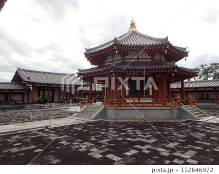 奈良県奈良市の薬師寺の北にある玄奘三蔵の頂骨を真身舍利として安置した玄奘三蔵院伽藍の玄奘塔 112646972