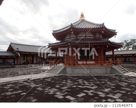 奈良県奈良市の薬師寺の北にある玄奘三蔵の頂骨を真身舍利として安置した玄奘三蔵院伽藍の玄奘塔 112646973