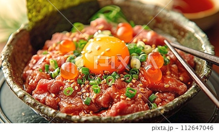 ユッケ：黄身を添えた韓国風生牛肉 112647046