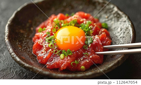 ユッケ：黄身を添えた韓国風生牛肉 112647054