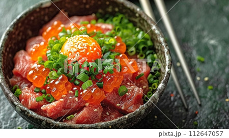 ユッケ:黄身を添えた韓国風生牛肉 ユッケ:黄身を添えた韓国風生牛肉 112647057