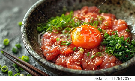ユッケ:黄身を添えた韓国風生牛肉 ユッケ:黄身を添えた韓国風生牛肉 112647058