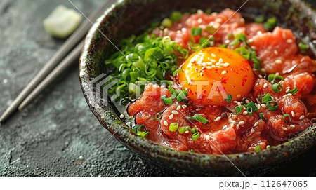 ユッケ:黄身を添えた韓国風生牛肉 ユッケ:黄身を添えた韓国風生牛肉 112647065