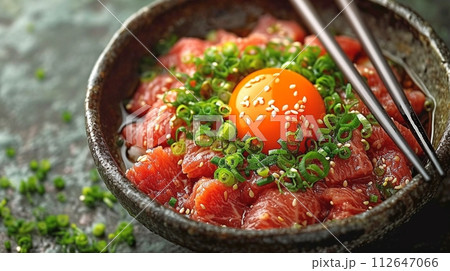 ユッケ:黄身を添えた韓国風生牛肉 ユッケ:黄身を添えた韓国風生牛肉 112647066