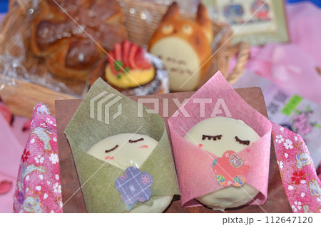 ひな祭りの和菓子で作ったかわいいお雛様 和菓子で綴るひな祭りの微笑み ひな祭りの和菓子で作ったかわいいお雛様 和菓子で綴るひな祭りの微笑み 112647120