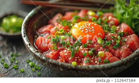 ユッケ：黄身を添えた韓国風生牛肉 112647164