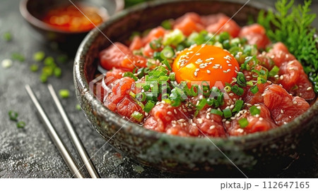 ユッケ：黄身を添えた韓国風生牛肉 112647165