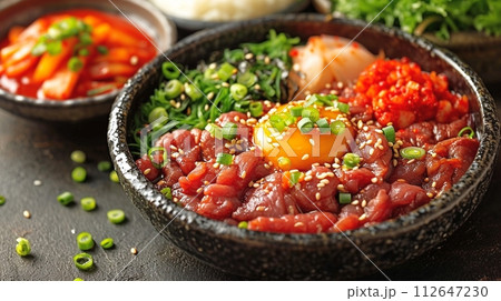 ユッケ：黄身を添えた韓国風生牛肉 112647230