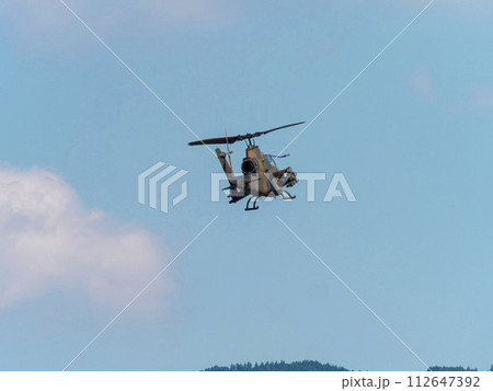 八尾駐屯地上空を飛ぶ陸自の対戦車ヘリコプターAH-1Sコブラ 112647392