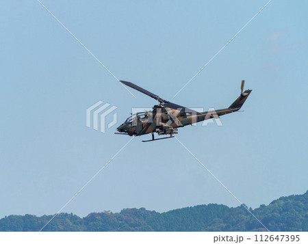 八尾駐屯地上空を飛ぶ陸自の対戦車ヘリコプターAH-1Sコブラ 112647395