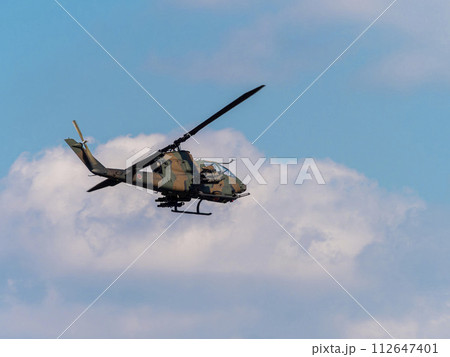 八尾駐屯地上空を飛ぶ陸自の対戦車ヘリコプターAH-1Sコブラ 八尾駐屯地上空を飛ぶ陸自の対戦車ヘリコプターAH-1Sコブラ 112647401