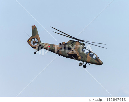 八尾駐屯地上空を飛び回る観測ヘリコプターOH-1 112647418