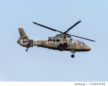 八尾駐屯地上空を飛び回る観測ヘリコプターOH-1 112647436
