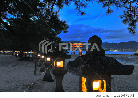 暮れゆく安芸の宮島 暮れゆく安芸の宮島 112647571