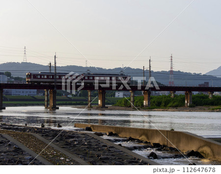 早朝の大和川を渡る近鉄道明寺線の電車 早朝の大和川を渡る近鉄道明寺線の電車 112647678
