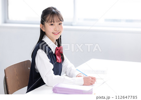 勉強する女子中学生 勉強する女子中学生 112647785