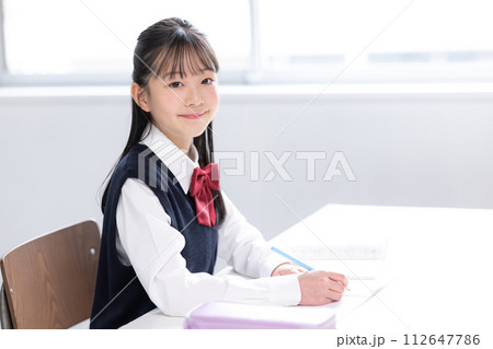 勉強する女子中学生　 112647786