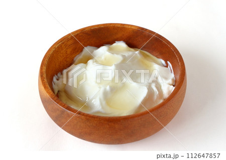 ハチミツをかけた水切りヨーグルト ギリシャヨーグルト 112647857