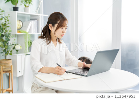子育てをしながら在宅で仕事をする女性 子育てをしながら在宅で仕事をする女性 112647953