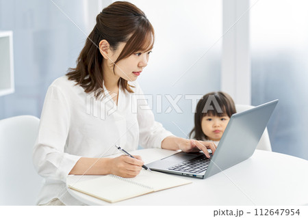子育てをしながら在宅で仕事をする女性 子育てをしながら在宅で仕事をする女性 112647954