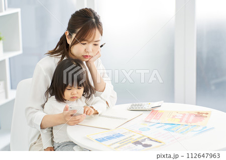 子どもの習い事を選ぶ女性	 112647963