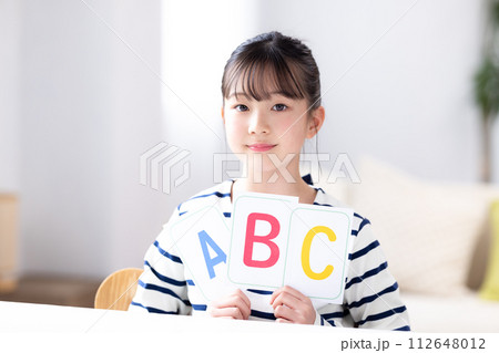 英語 アルファベットカードを持っている女の子 英語 アルファベットカードを持っている女の子 112648012