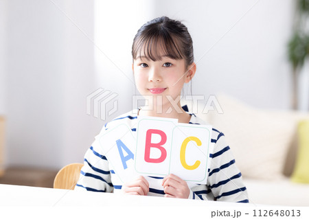 英語 アルファベットカードを持っている女の子 英語 アルファベットカードを持っている女の子 112648013