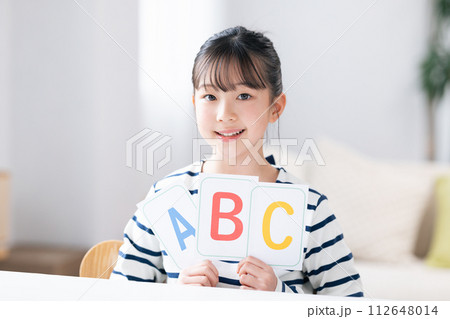 英語　アルファベットカードを持っている女の子 112648014