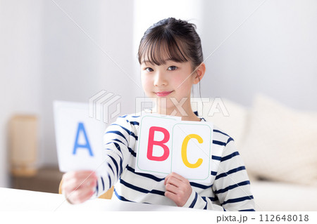 英語　アルファベットカードを持っている女の子 112648018