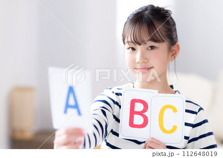 英語 アルファベットカードを持っている女の子 英語 アルファベットカードを持っている女の子 112648019