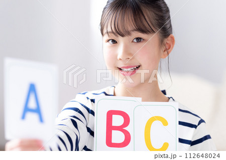 英語 アルファベットカードを持っている女の子 英語 アルファベットカードを持っている女の子 112648024